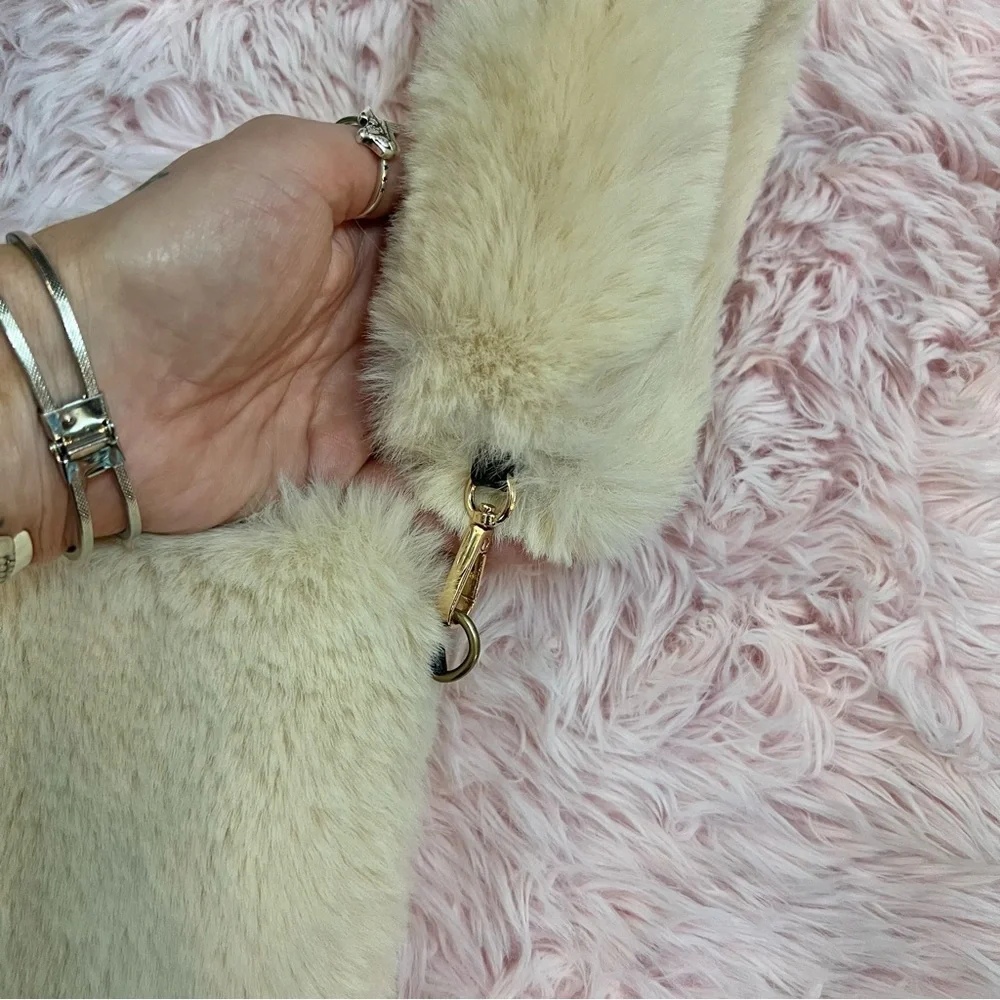 Fadivo Boutique NWT Cream Faux Fur Wristlet‎ Wallet Clutch Removable Wrist Strap